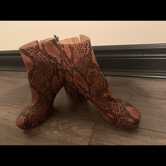 NWOT H&M Snakeskin print ankle boots size 8 - Picture 2 of 7